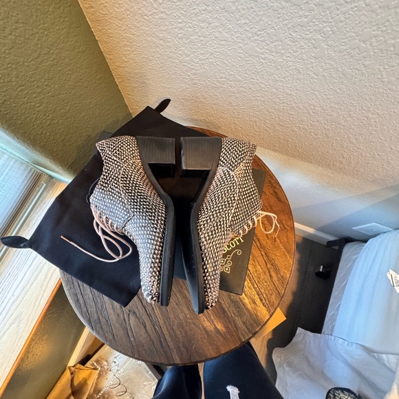 The Office of Angela Scott Miss Button in Pink Snake
Size 36.1/2 - Picture 12 of 15